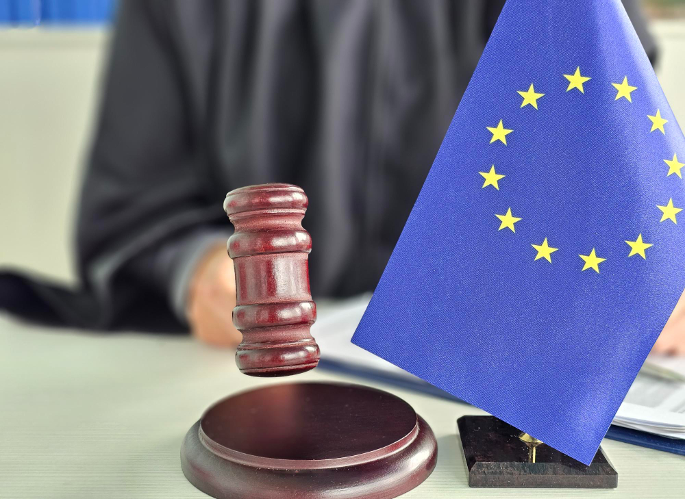 Aesthetic picture reflecting on law and justice